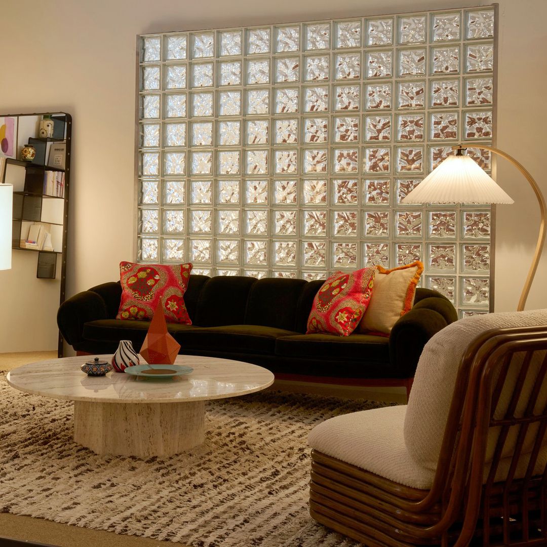 De los baños de los 80 a los interiores actuales: el material retro que vuelve a ser tendencia para separar ambientes sin perder luz