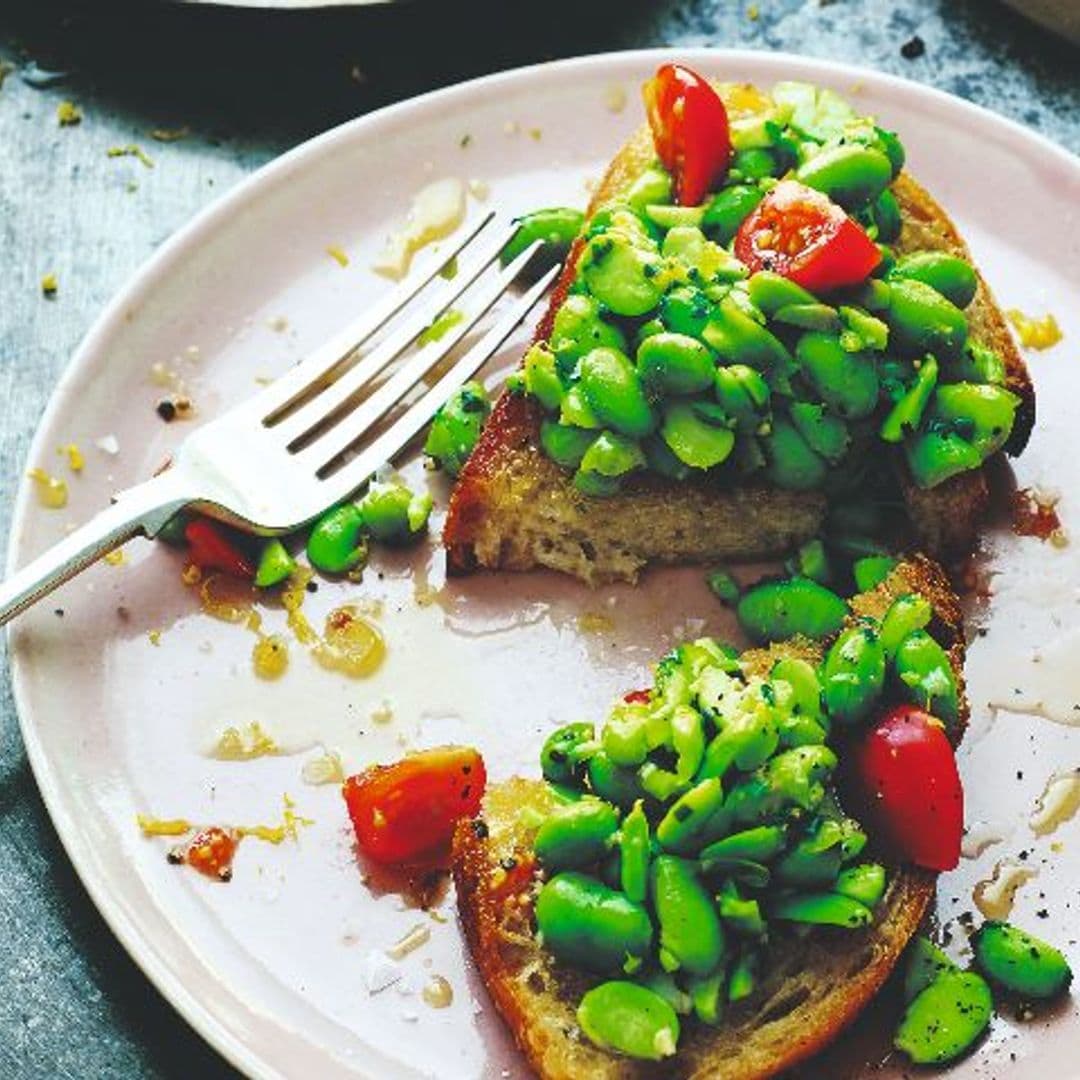 Tosta de habas de edamame con limón y cebollino