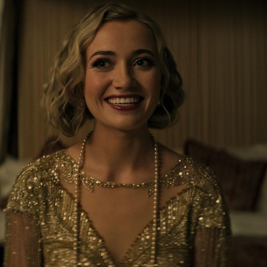 De 'The Crown' a 'Los Bridgerton': los looks de 'You' que recuerdan a otras series