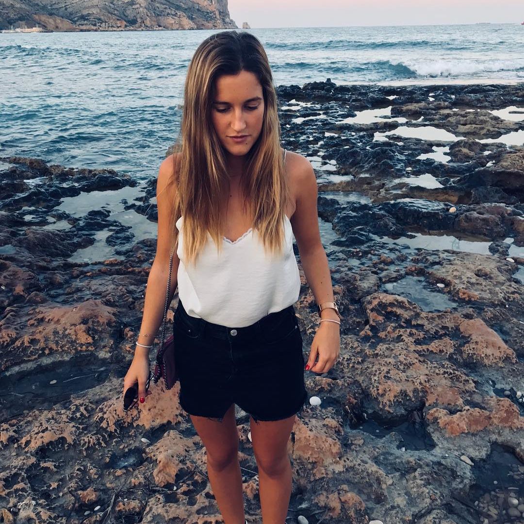 Tragedia personal de la influencer Rocío Irisarri tras la repentina muerte de su hermano pequeño: "El mundo se ha parado para mi familia"