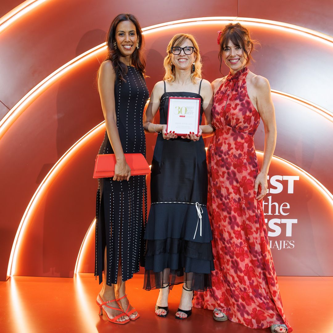 Minerva Piquero entrega el premio a Natalia de la Fuente (Directora) y Beatriz Rodrigues (Director of Marketing, Communications ﹠ PR) de Cotton House Hotel Barcelona