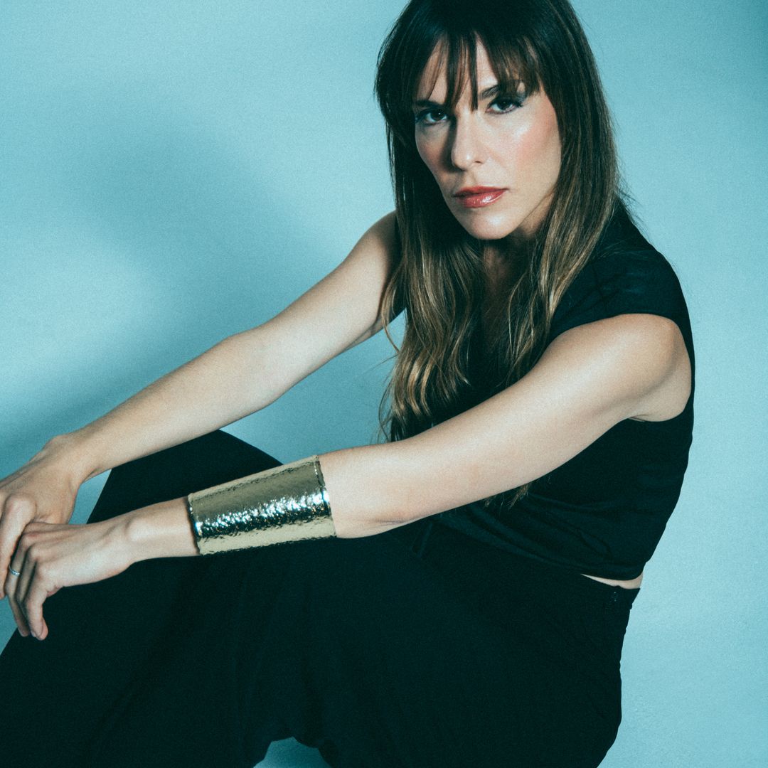 Nikki García, la voz española de Google Maps, nos confiesa cómo transformó su dolor en música: "Sufría ansiedad crónica y transformé ese dolor en mi primer disco"