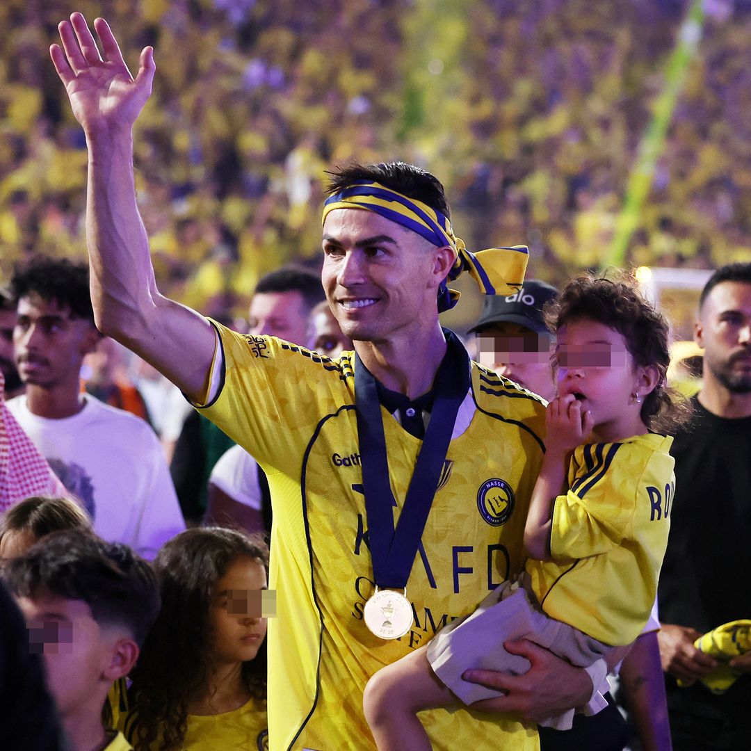 Cristiano Ronaldo celebra la victoria del Al-Nassr entre lágrimas, ante su familia y con su hija Bella Esmeralda en brazos