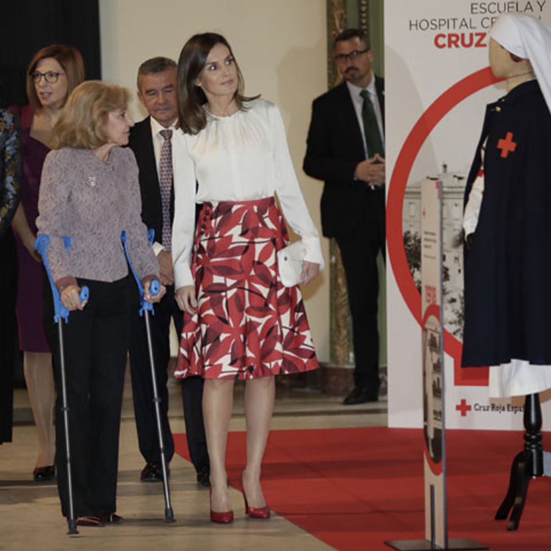 La reina Letizia viste los colores de la Cruz Roja en el centenario de su Hospital-Escuela