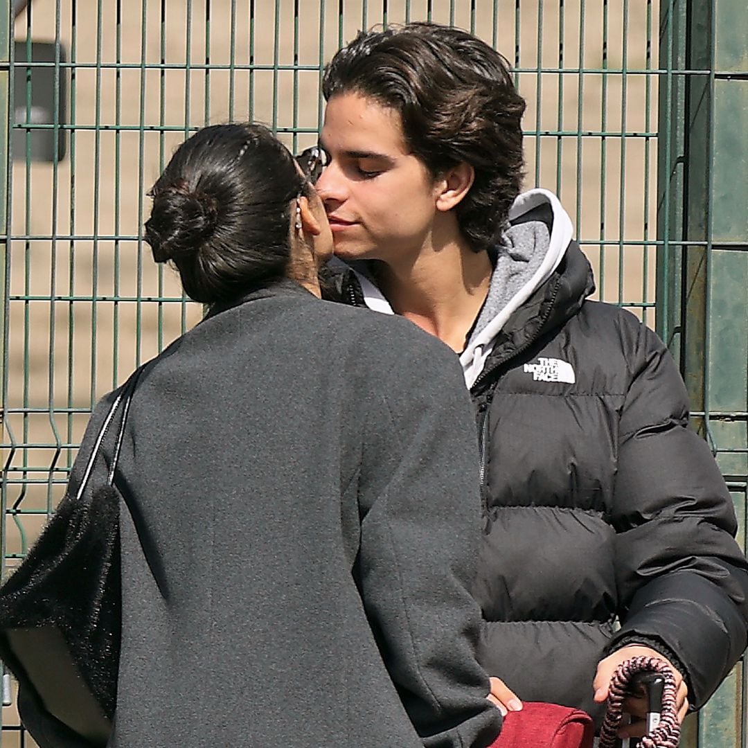 Pedro Antonio Lazaga y Lucía Cepeda, besándose