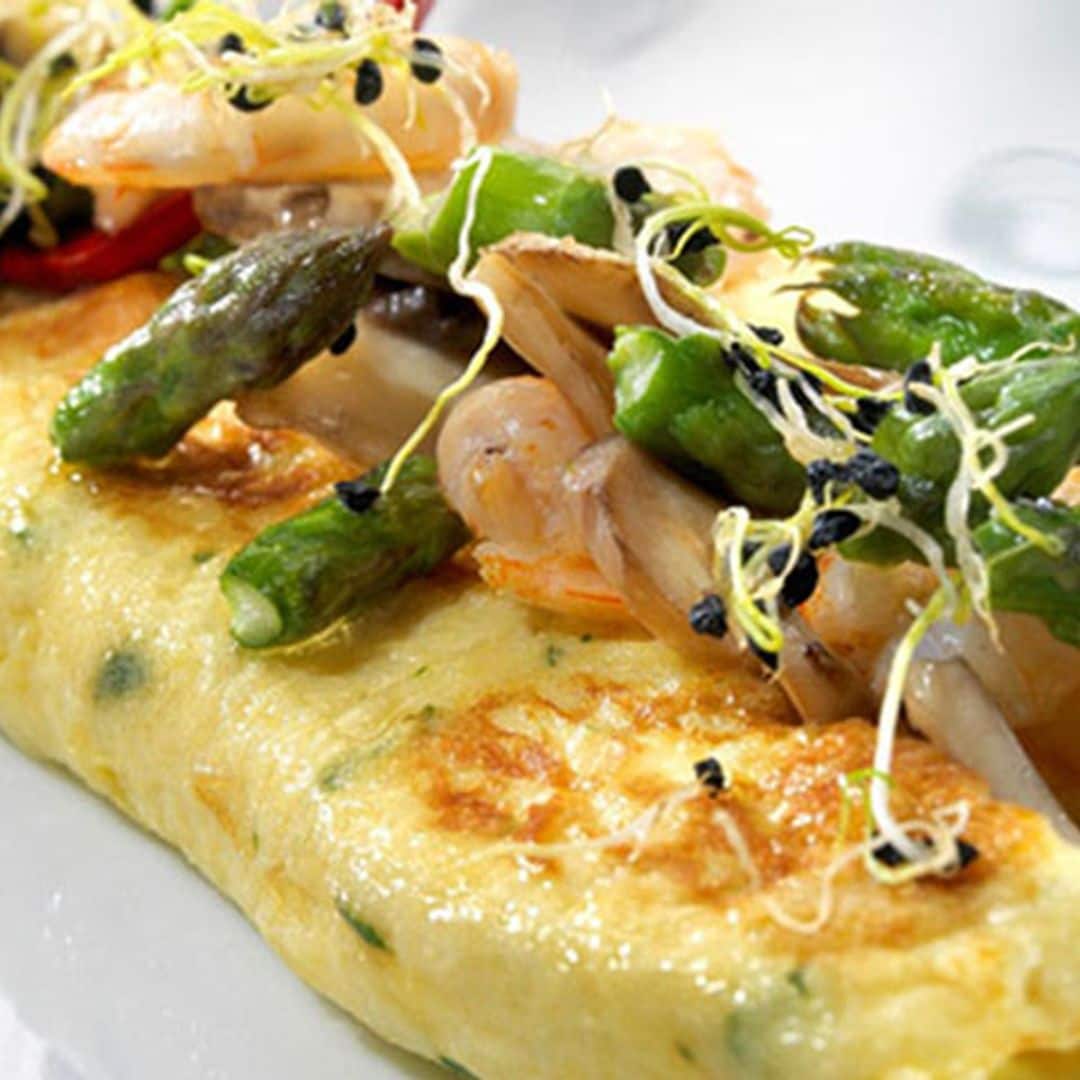 Tortilla enrollada rellena de gambas, espárragos y champiñones