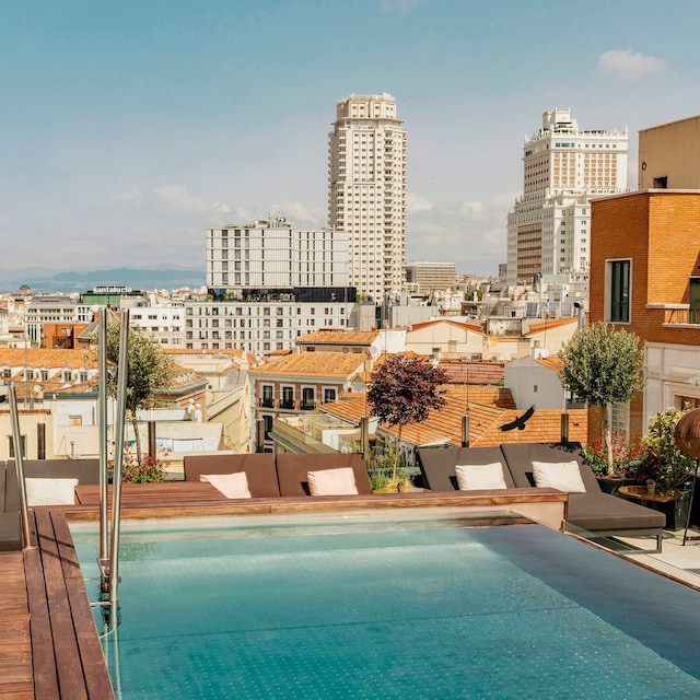 Piscina en la terraza del hotel Gran Meliá Palacio de los Duques en Madrid