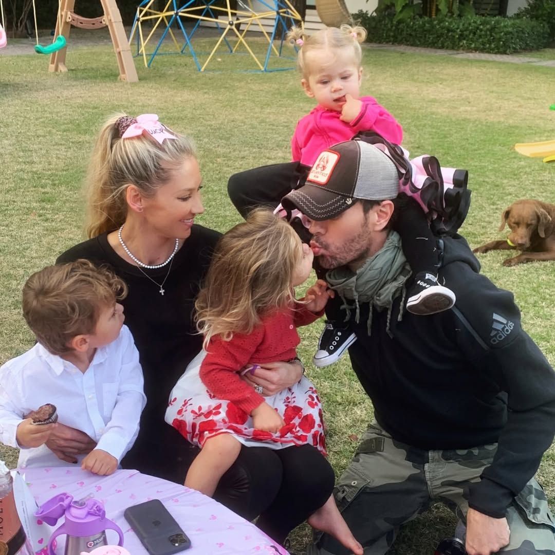 El vídeo viral de Enrique Iglesias jugando con su pequeño Romeo, de tan solo tres meses, grabado por sus hijas Lucy y Mary
