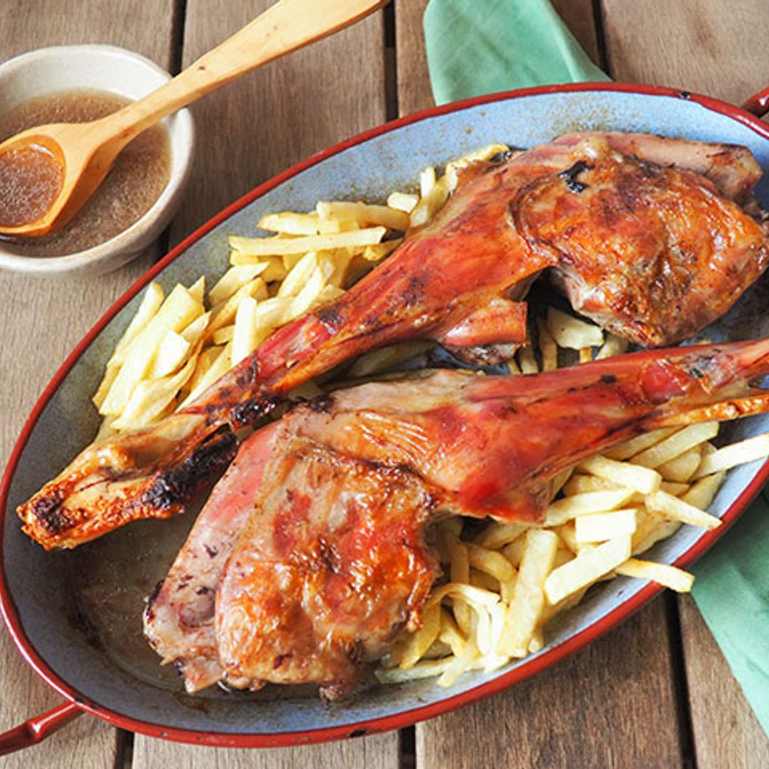 Cordero asado con patatas fritas