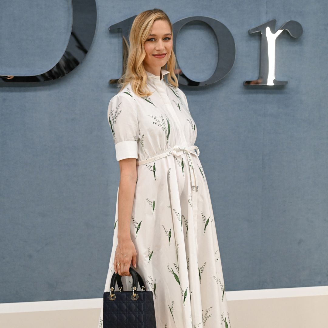 Beatrice Borromeo destaca con su estilo premamá en desfile de Dior