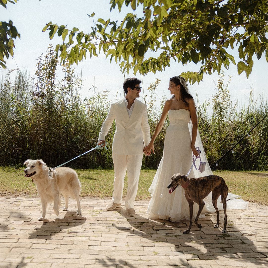 Un vestido de novia de los 90, broche vintage y velo de segunda mano: la boda de Paula en la Albufera