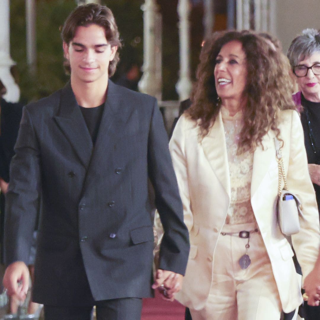 Rosario Flores y su hijo, protagonistas sorpresa de la Nochevieja con una actuación histórica desde el Pirulí