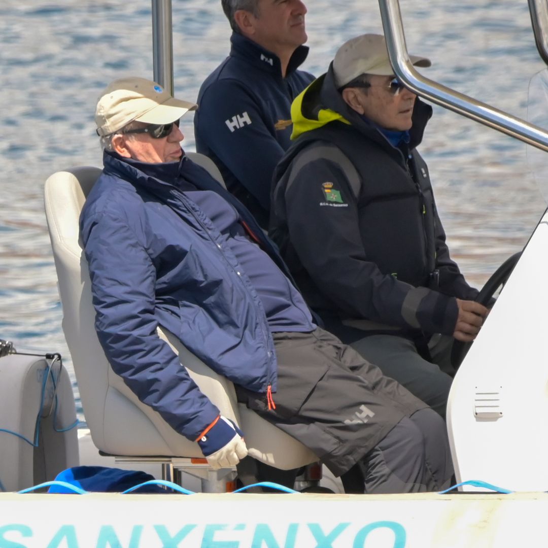 Así ha celebrado el rey Juan Carlos el último triunfo del 'Bribón': paseo náutico, amigos y emotivos reencuentros
