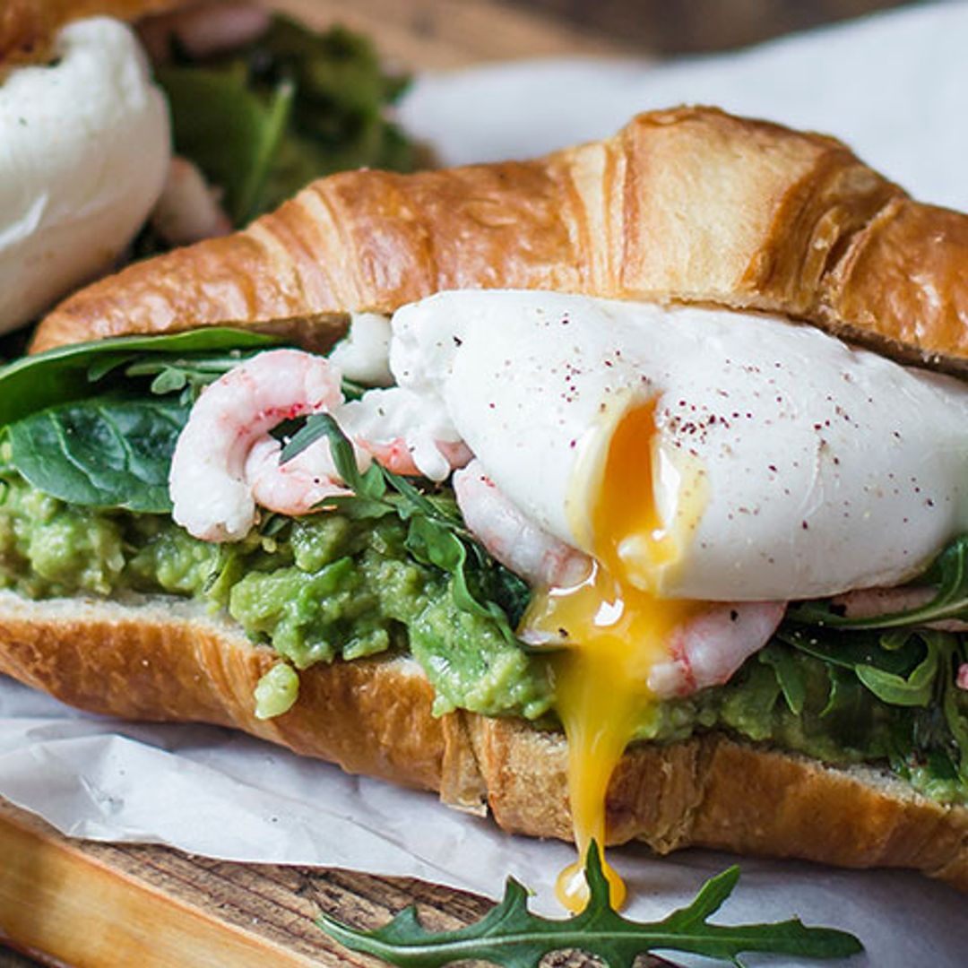 Croissant con aguacate, gambas y huevo poché