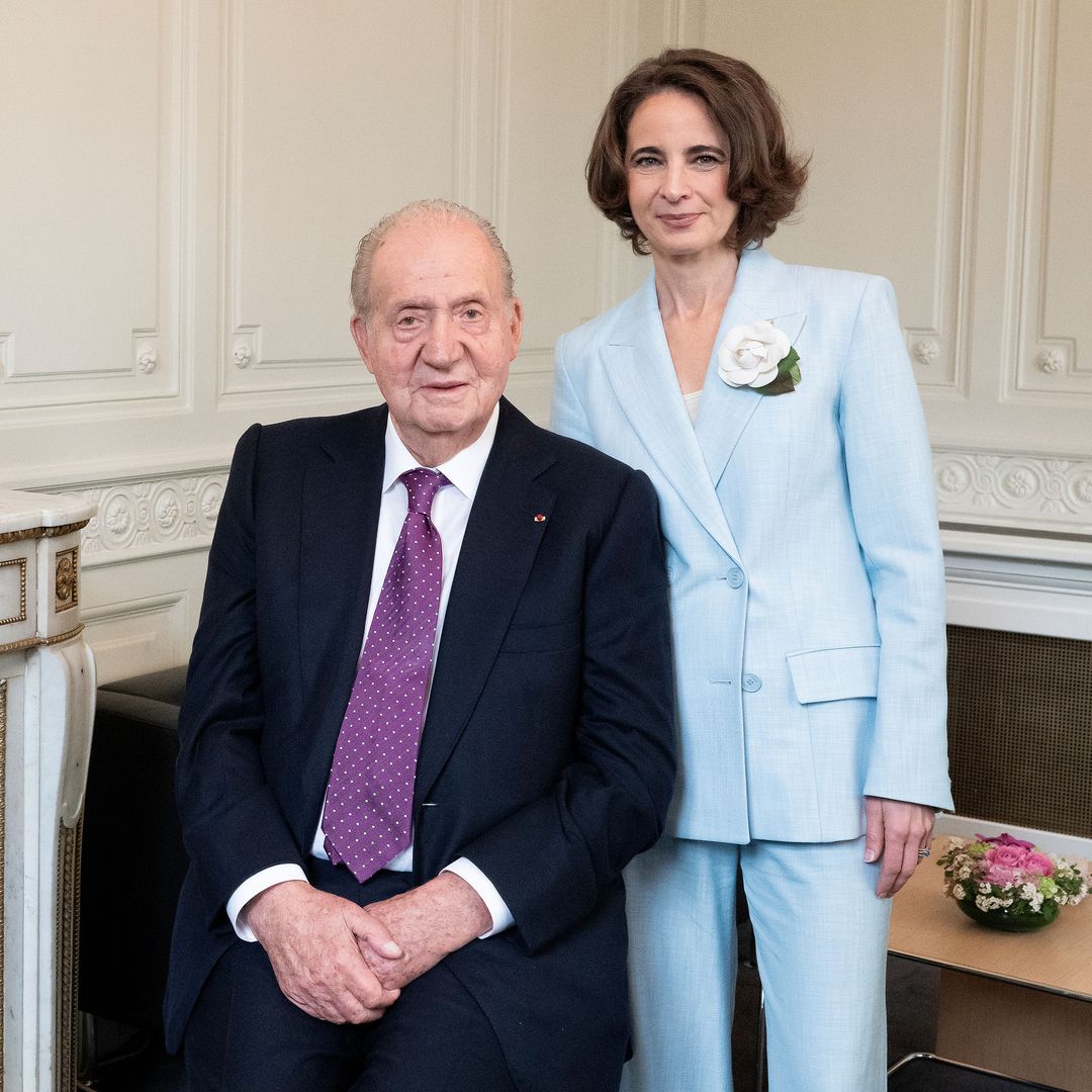 El rey Juan Carlos en la Asamblea Nacional en enfundado en un traje y una corbata púrpura
