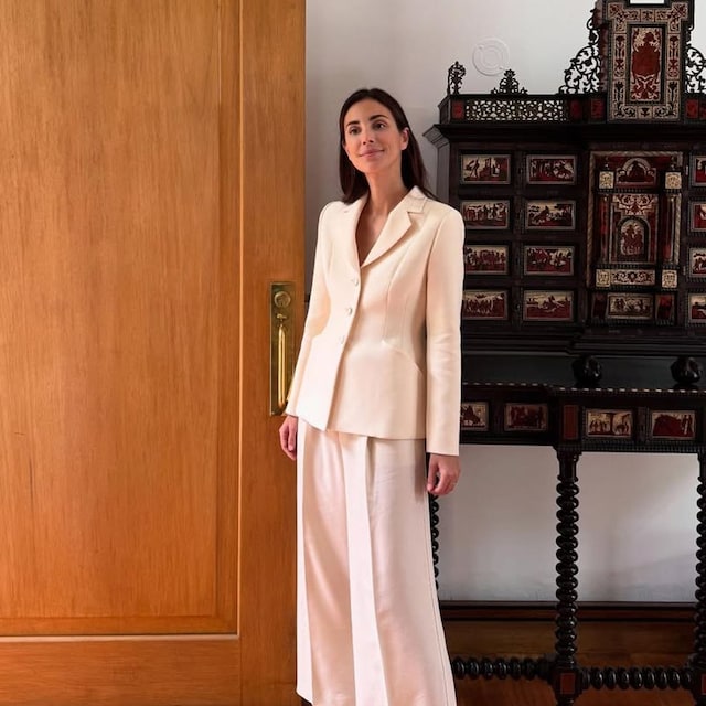 Sassa de Osma en Lima con traje y zapatillas