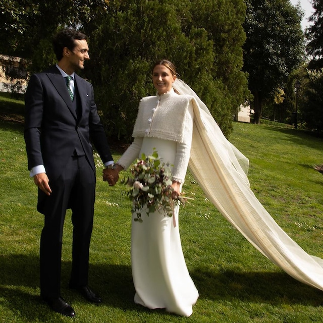 Look de novia de tweed para boda de invierno