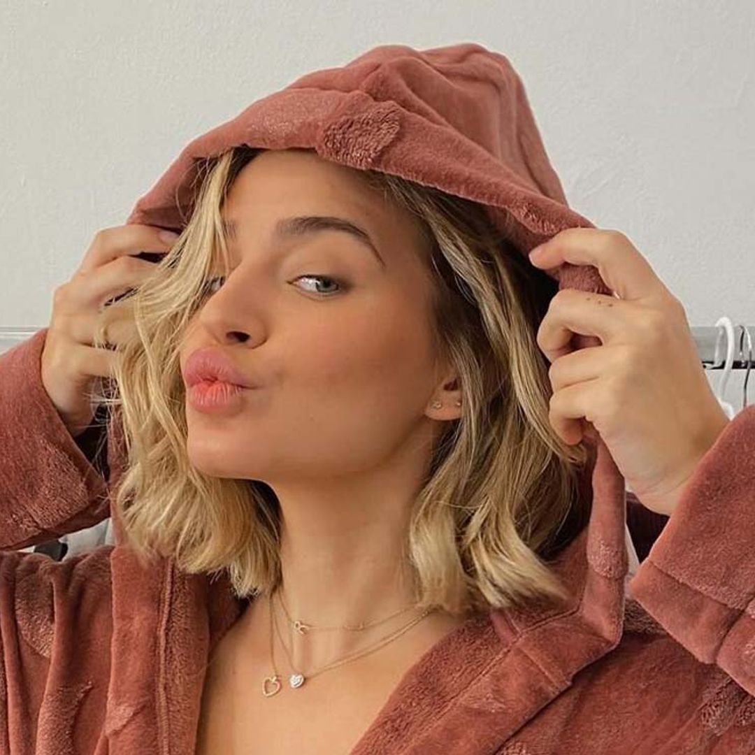 El cambio de look de Laura Escanes demuestra qué mechas rubias son perfectas para castañas