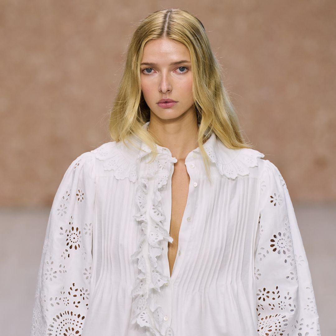Apple, la hija de Gwyneth Paltrow y Chris Martin, da el salto a la pasarela y debuta como modelo en el desfile de Chloé