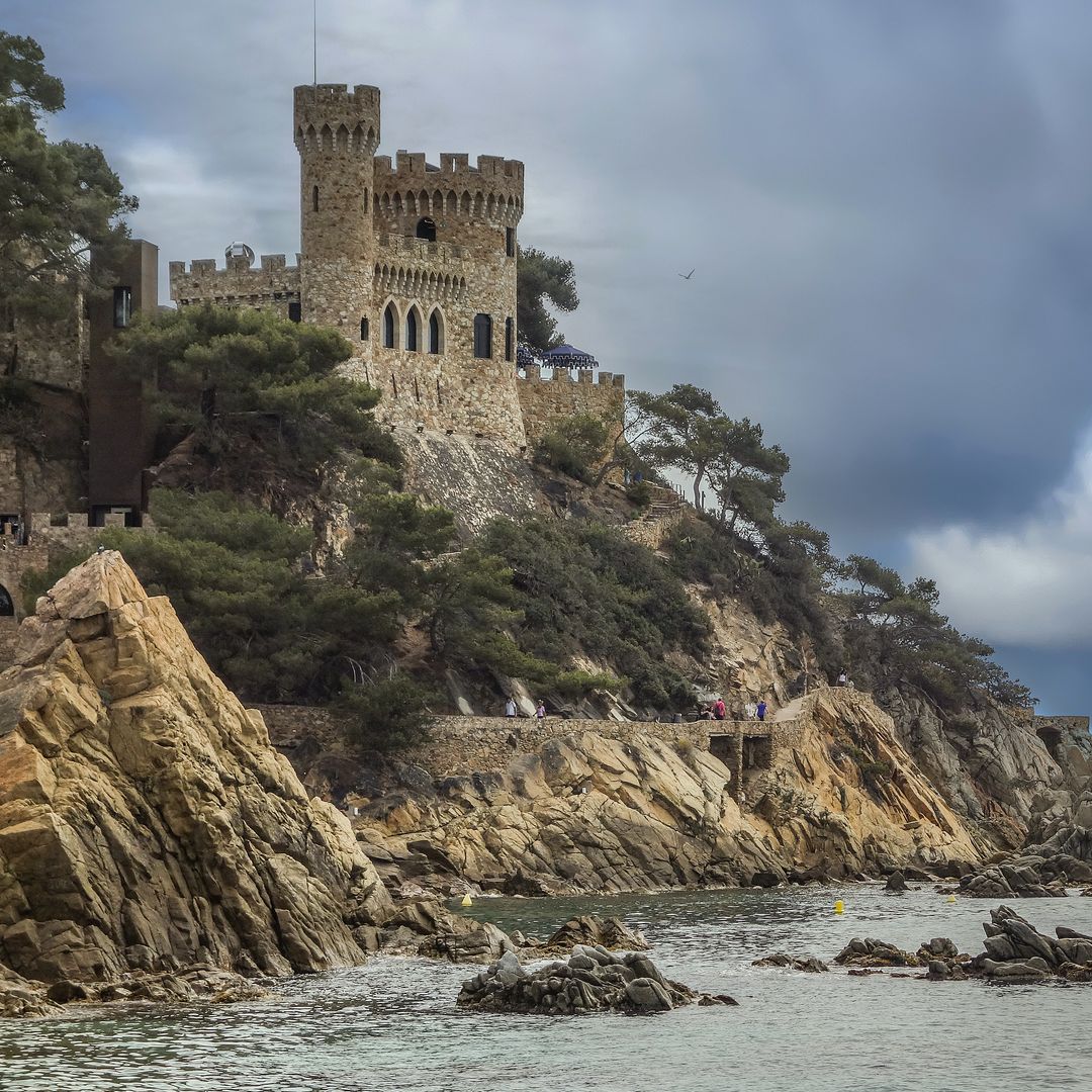 Panorámica de Lloret de Mar desde el mar con el castillo, una delas localidades más conocidas de la Costa Brava.