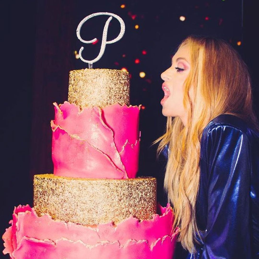Baile con sus hijos y una enorme tarta dorada: Paulina Rubio celebra su cincuenta cumpleaños