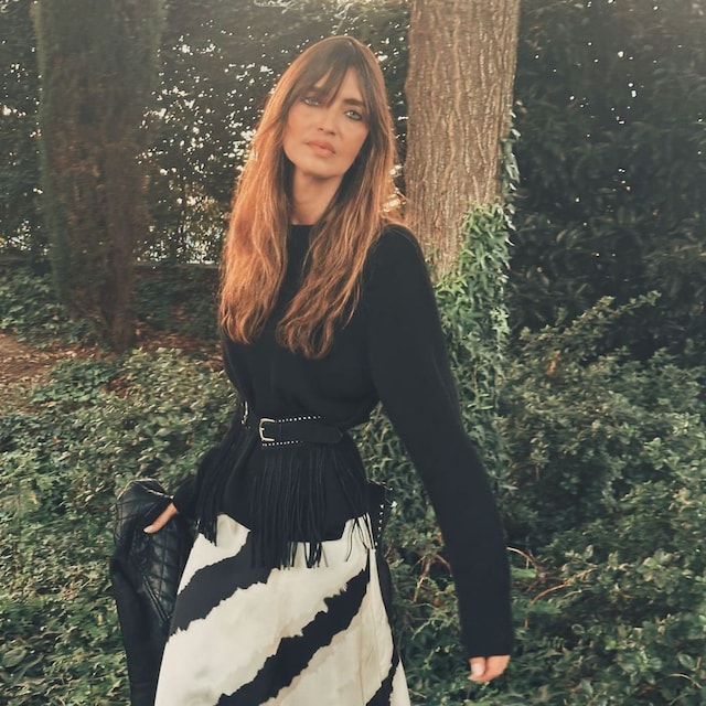 Sara Carbonero con falda midi estampada y cinturón de flecos de Slowlove