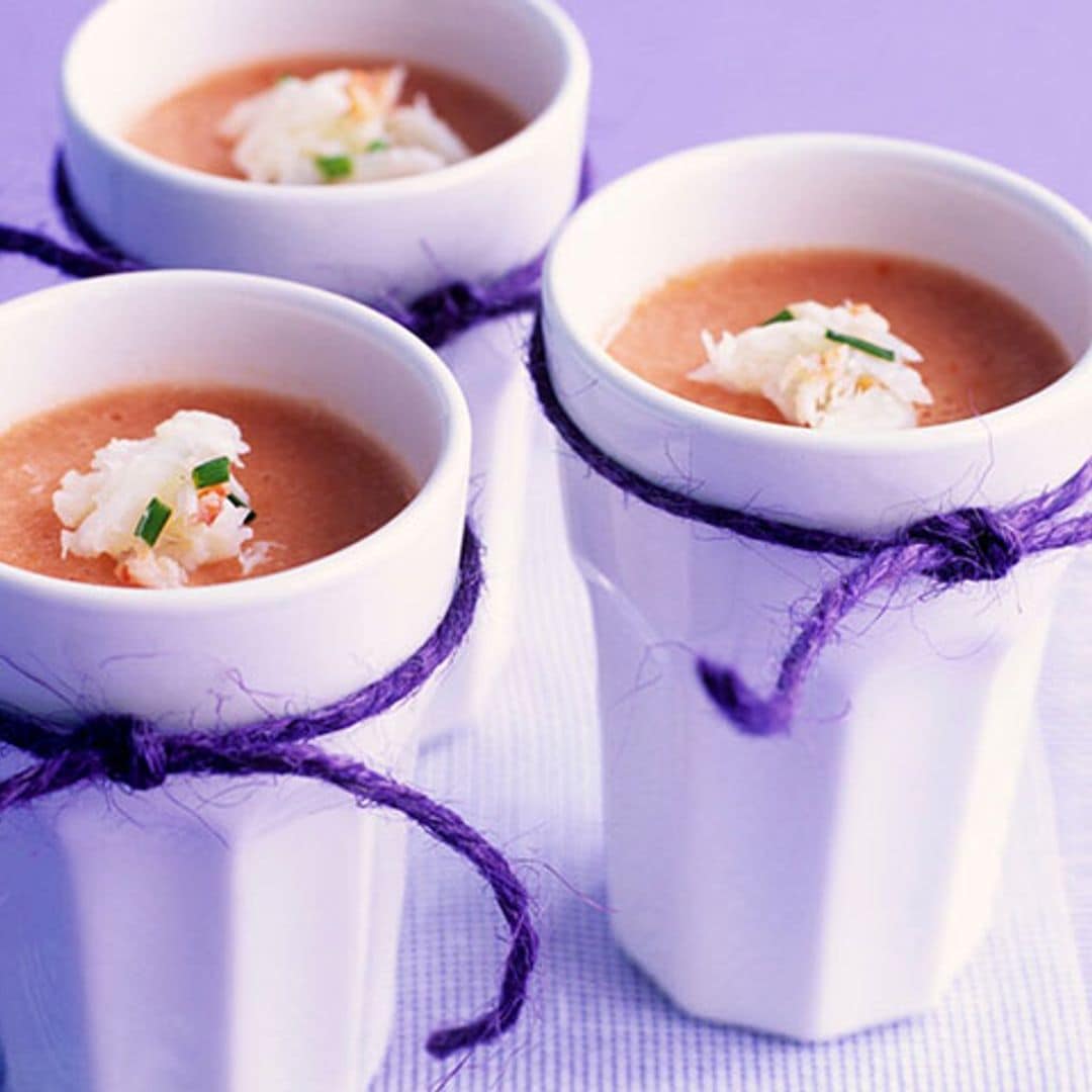 Gelatina de salmorejo con cangrejo