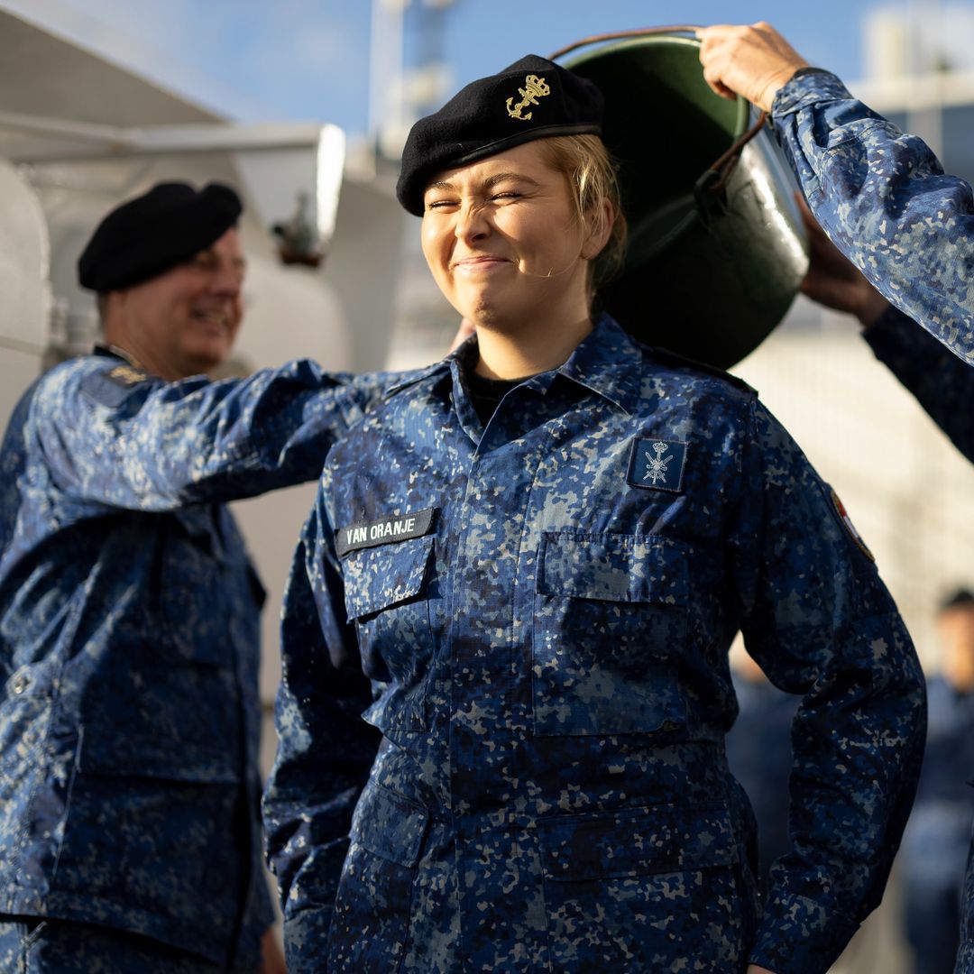 Amalia de Holanda celebra su ascenso a lo grande: la princesa se convierte en sargento con un cubo de agua fría