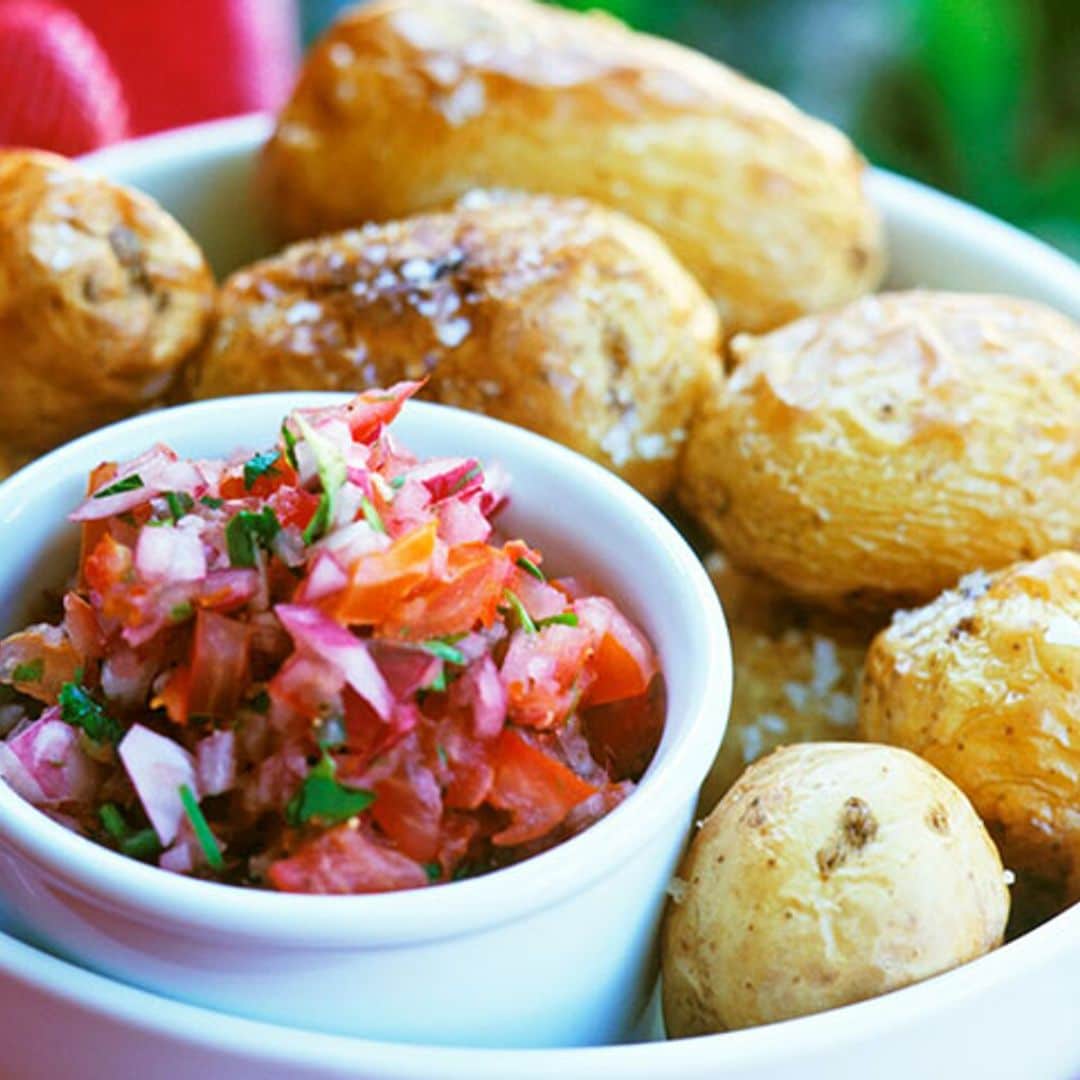 Papas arrugadas con pico de gallo