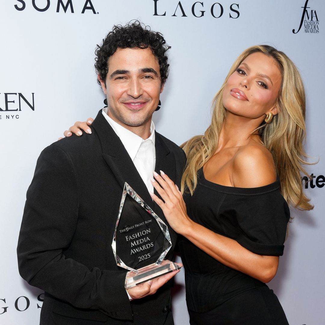 Brooks Nader es la encargada de premiar a Zac Posen en los Fashion Media Awards