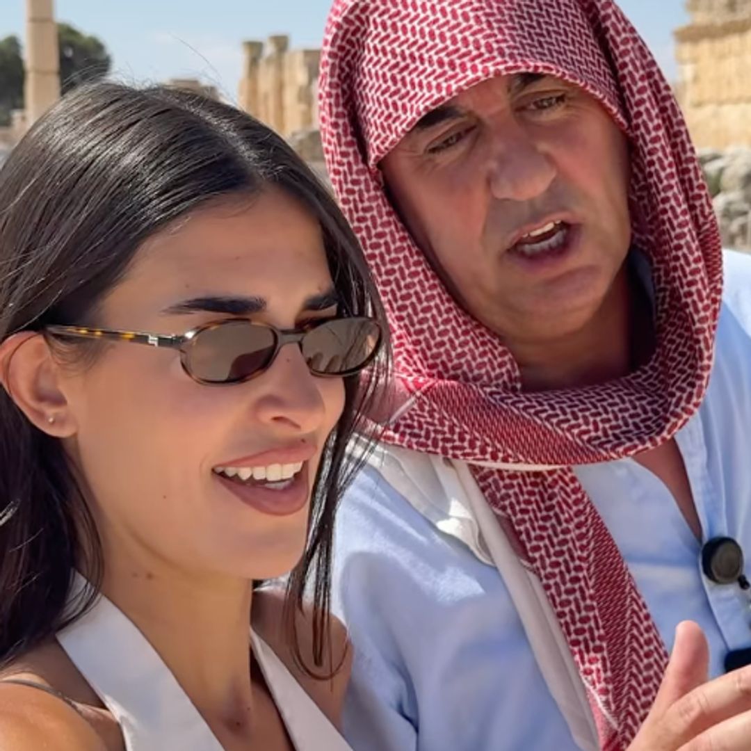 Lidia Torrent con su huía políglota en Jerash, Jordania.