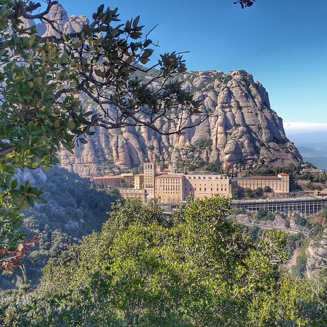 Impresionante panorámica de la abadía de Montserrat y su entorno natural