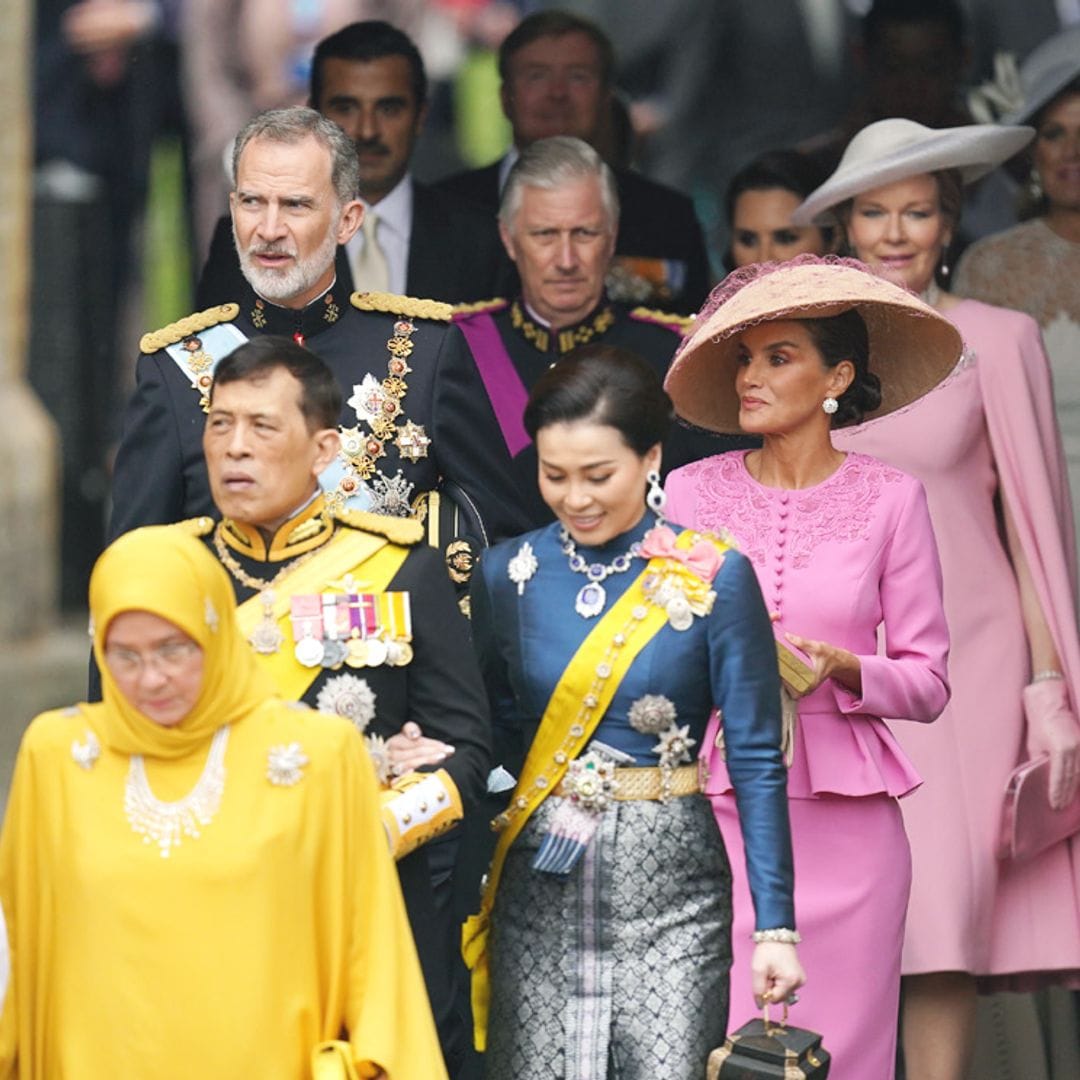 Foto a foto: todas las familias reales que han acompañado a Carlos III en este día histórico