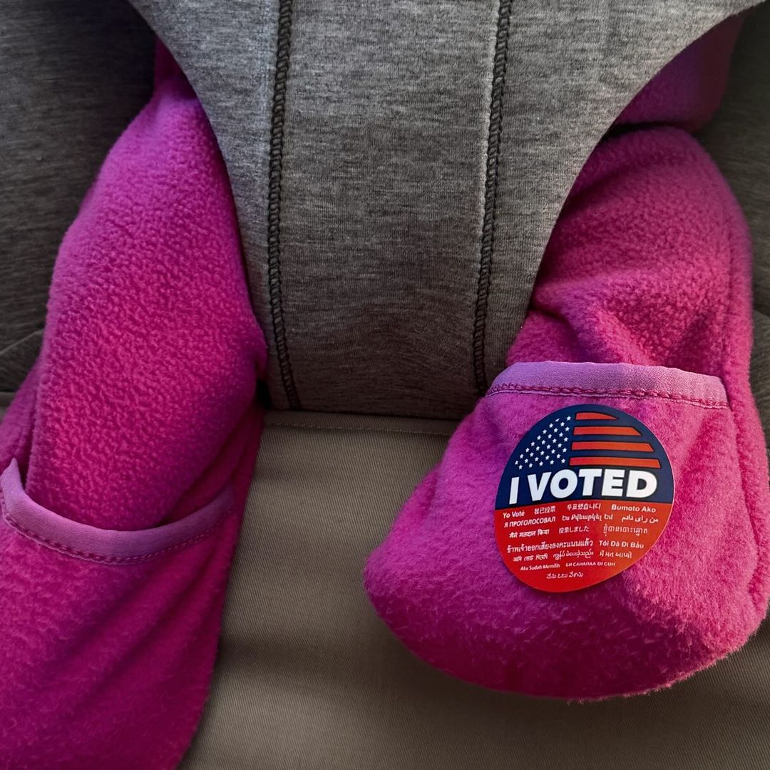 Publicación de Hailey Bieber animando a la gente a votar 