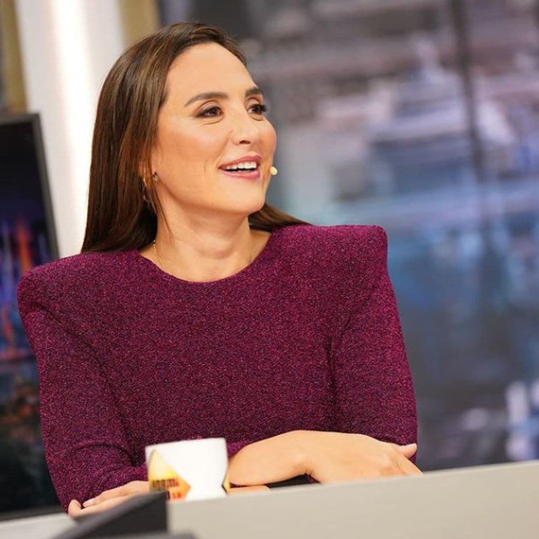Tamara Falcó, la invitada perfecta con el vestido metalizado que podremos reutilizar en las fiestas