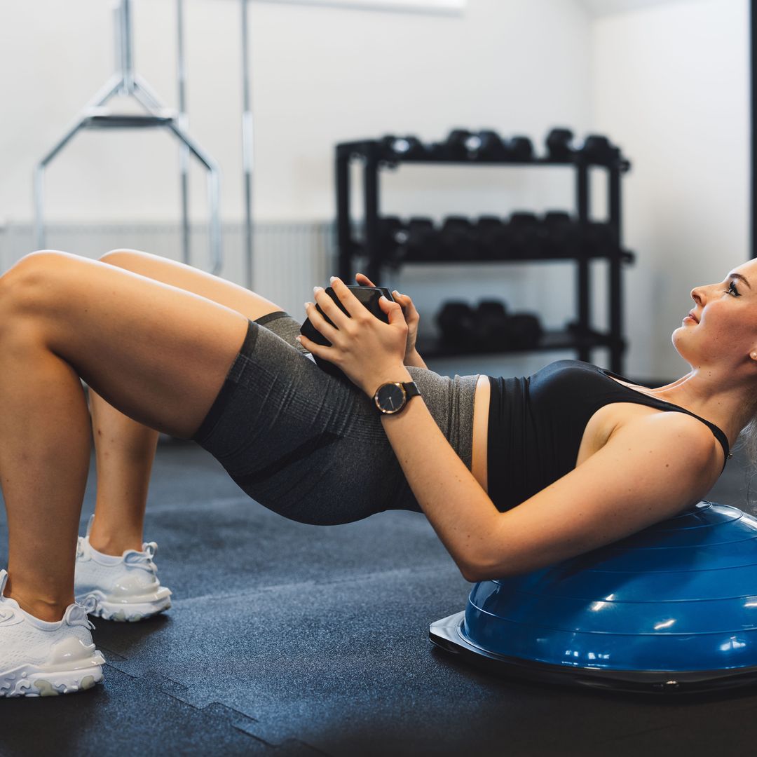 Por qué todo el mundo entrena con pelota BOSU: tonifica más en menos tiempo a la vez que mejora equilibrio, fuerza y postura