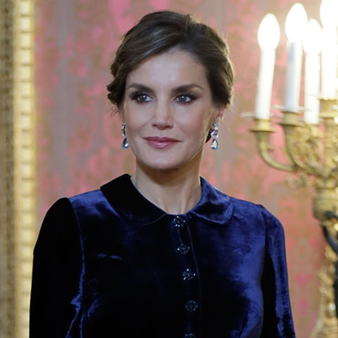 El simbólico look de Doña Letizia, en terciopelo y con sus joyas fetiche