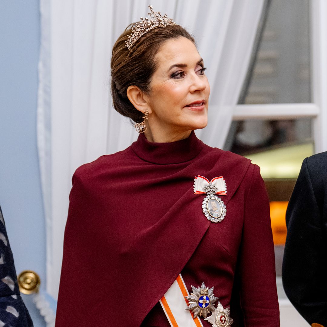 Mary de Dinamarca da la sorpresa en Lituania: un nuevo vestido de gala y la tiara que compró en una subasta