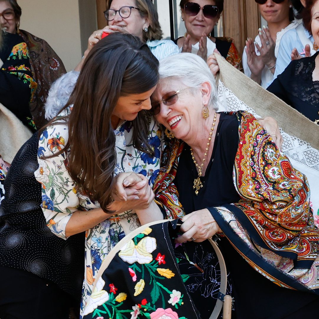 La reina Letizia causa sensación en Guadalupe: risas, charlas y mucha conexión con sus vecinas