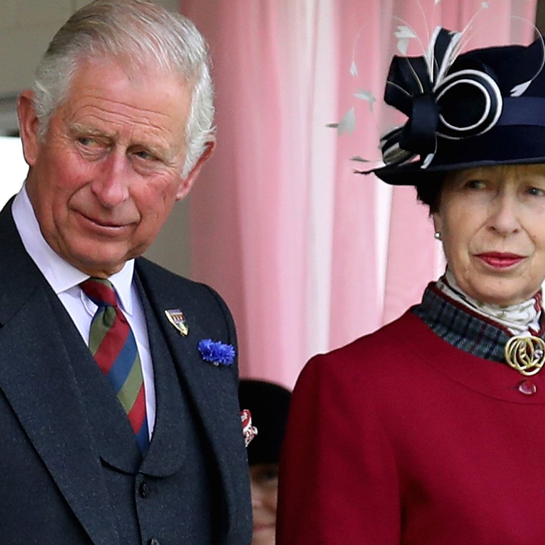 La preciosa imagen de su infancia con la que Carlos de Inglaterra felicita a su hermana, la princesa Ana