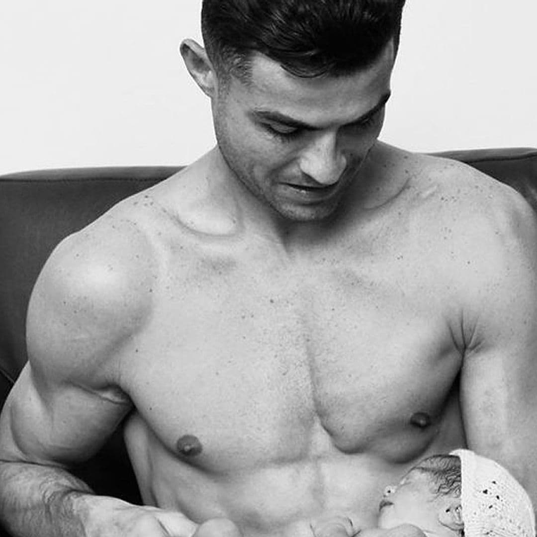 Cristiano Ronaldo comparte una preciosa (e íntima) imagen con su hija recién nacida