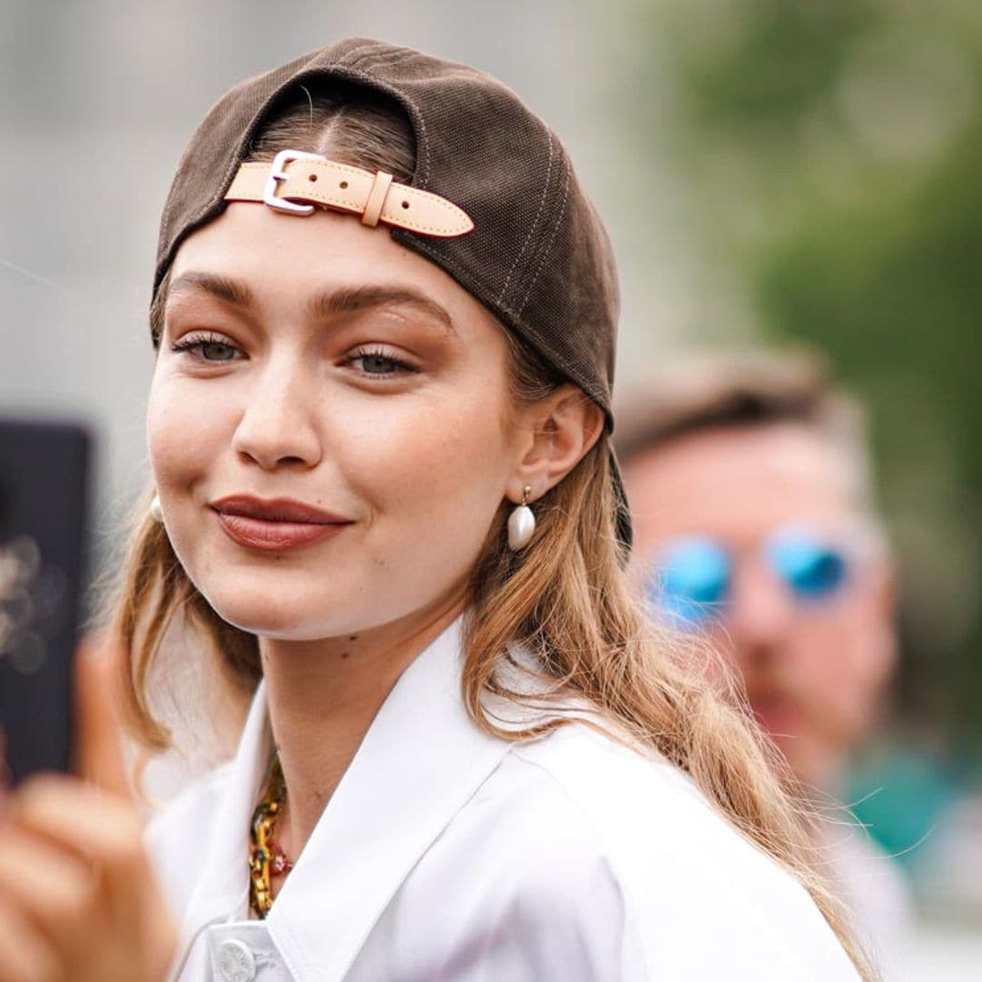 Gigi Hadid recupera la camisa clásica que tú también tienes en tu armario