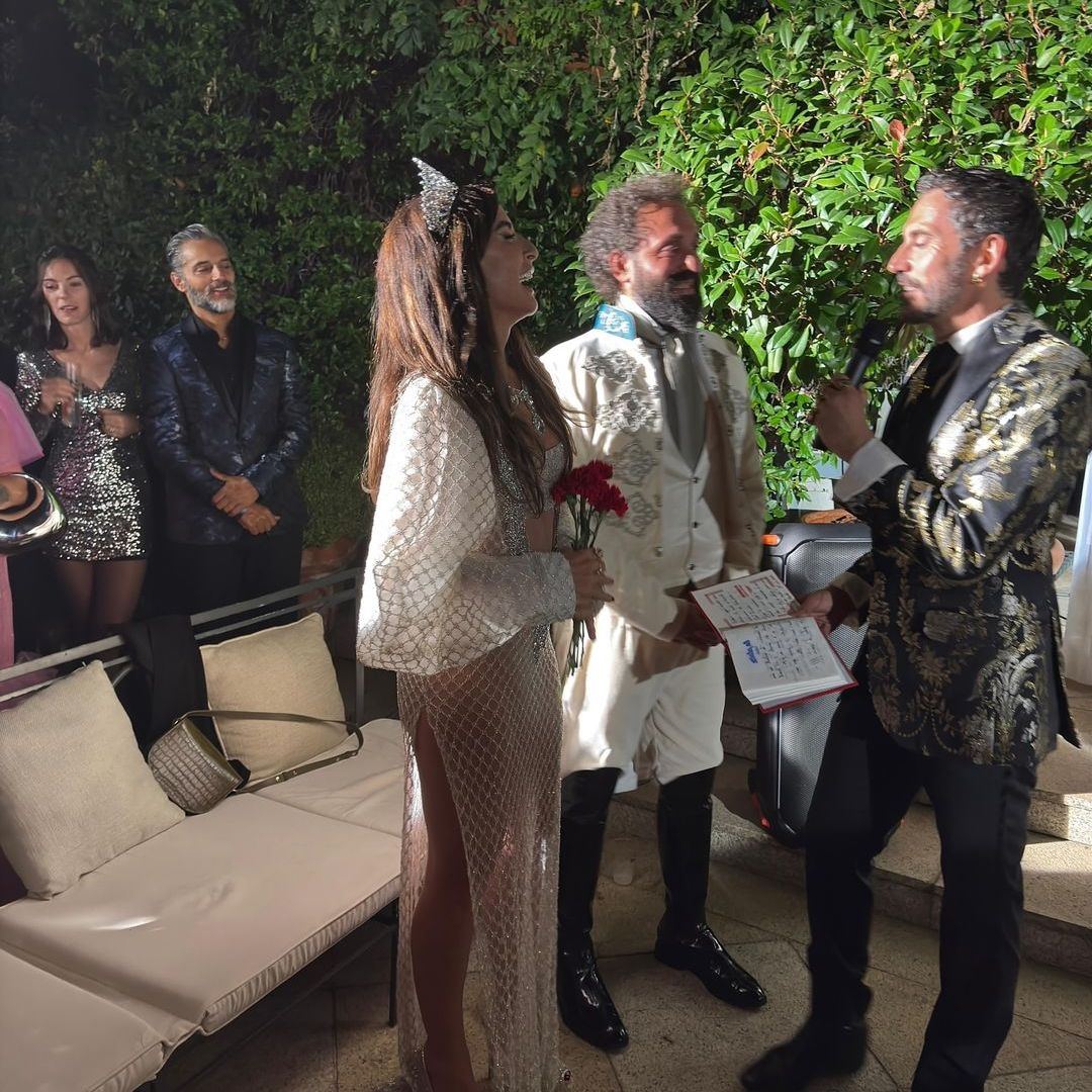 La ‘boda’ de Belén López: vestido transparente en plata, corona y transportada en trono