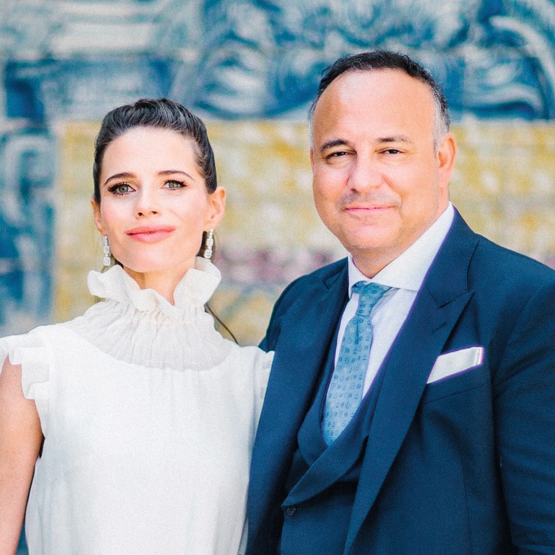  Se casaron por lo civil en 2020 y tuvieron que aplazar la boda religiosa hasta 2022, por la COVID. Mónica, de 28 años, es fundadora y CEO de Unicskin, y Vicente, de 50, dirige la Banca Internacional de Bankinter