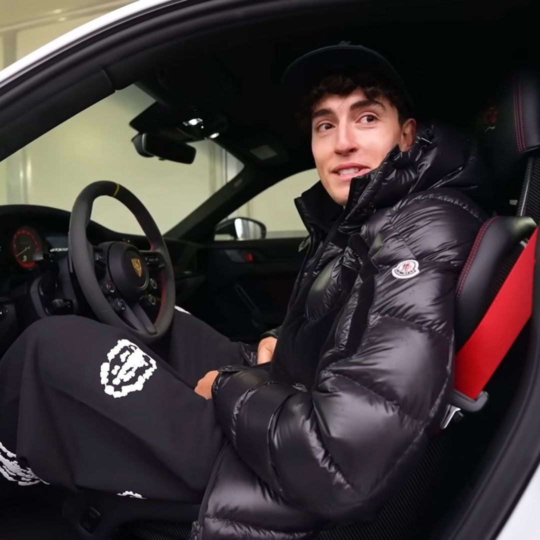 Instantes en el que se montó y condujo su nuevo coche por primera vez, que no ha dudado en compartir con sus seguidores en su canal de Youtube