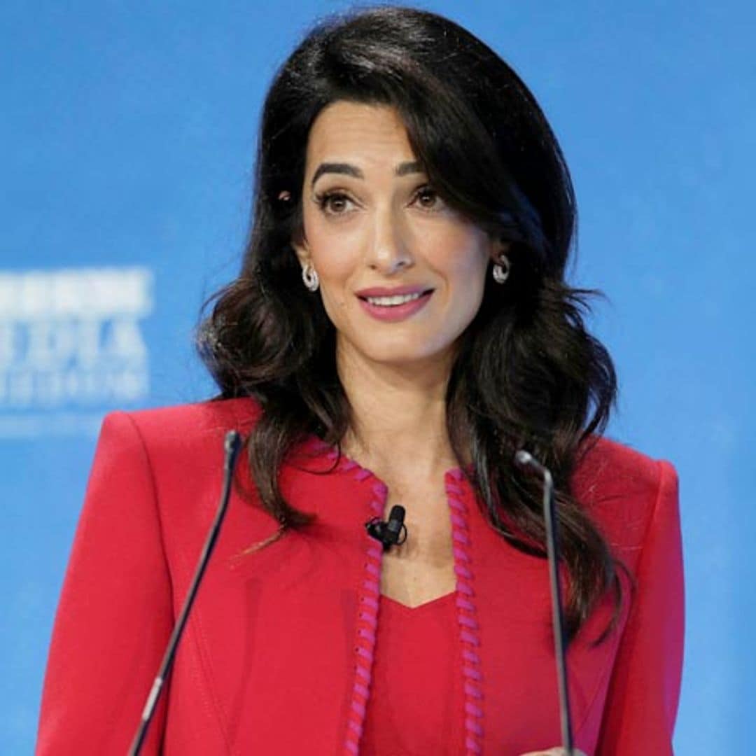El poderoso look que conecta a Amal Clooney con Victoria's Secret