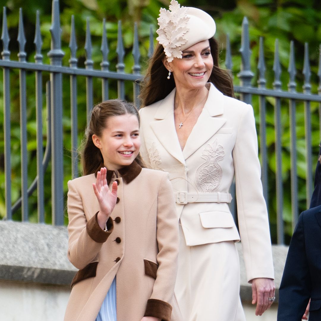La princesa Kate y su hija Charlotte dejan su auto con chofer y toman el metro en Londres