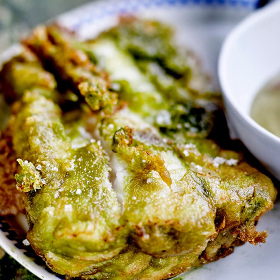 Merluza frita con mantequilla de té matcha y puré de ajo morado asado