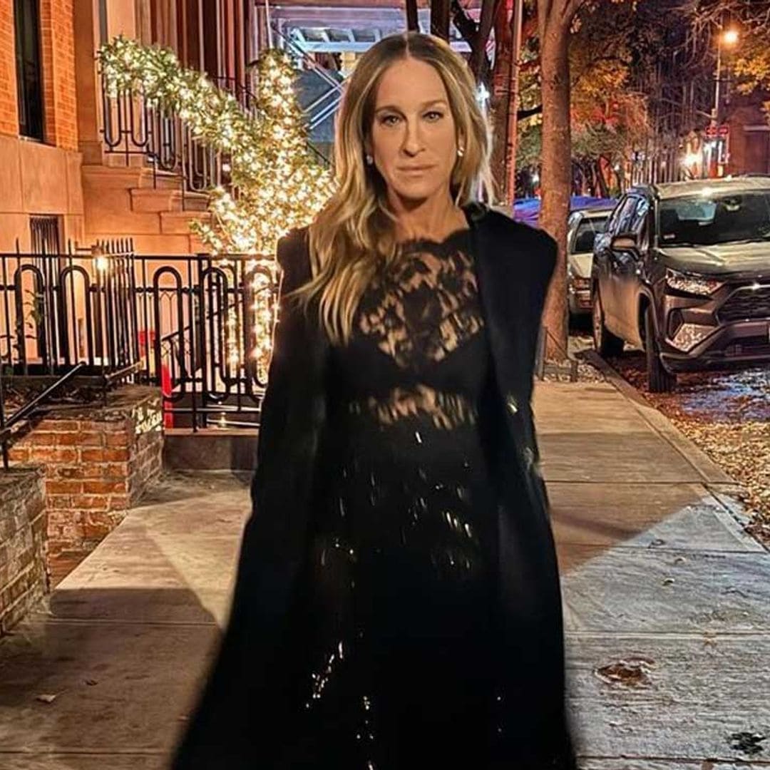 Sarah Jessica Parker, con el look más elegante de Carrie Bradshaw a base de encaje y zapatos con lazo