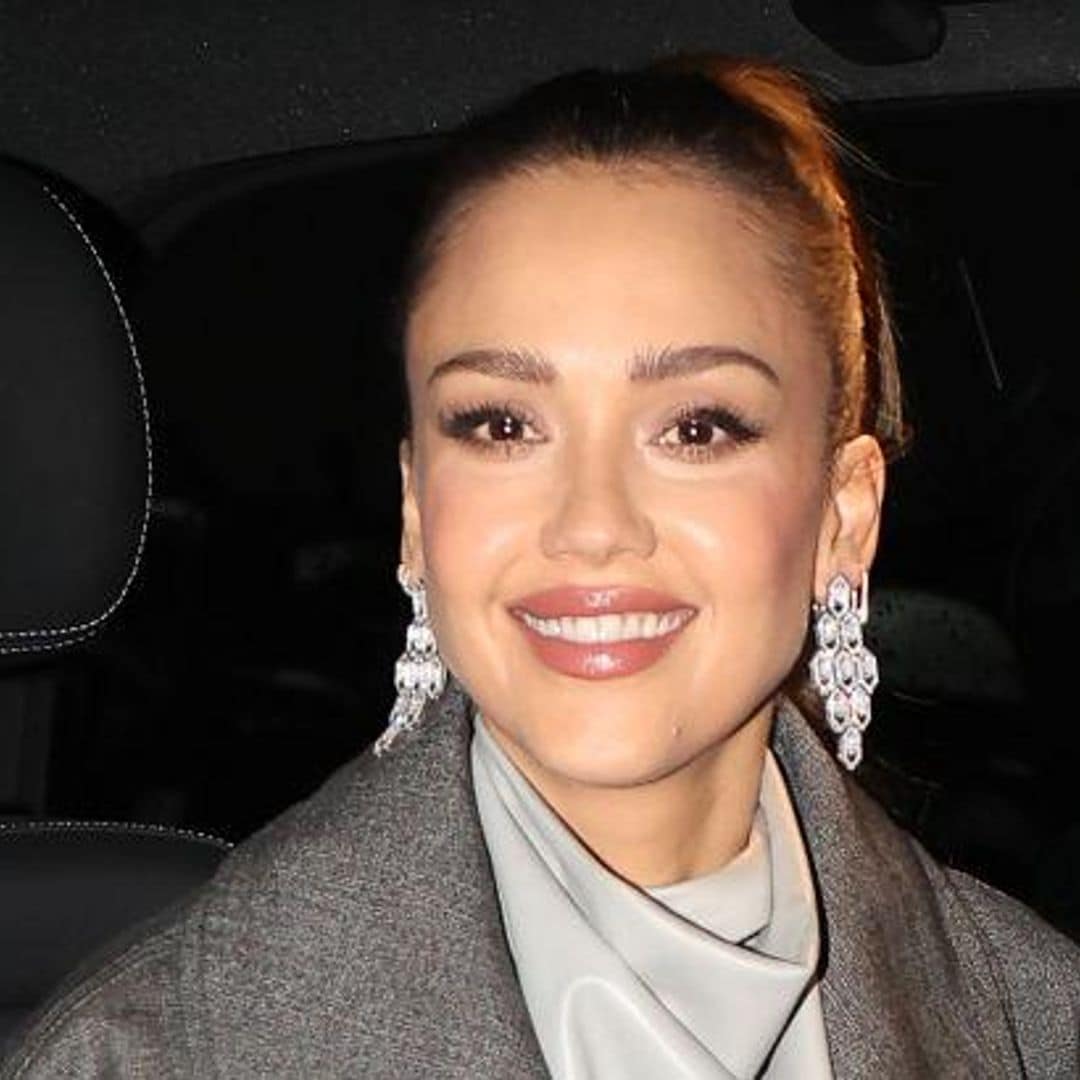 Jessica Alba luce las botas setenteras que todas queremos en nuestro armario